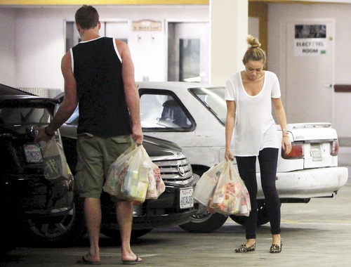 Miley - Grocery shopping with Liam at Ralphs in Studio City - September 05, 2011