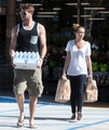 Miley - Grocery shopping with Liam at Ralphs in Studio City - September 05, 2011 - miley-cyrus photo