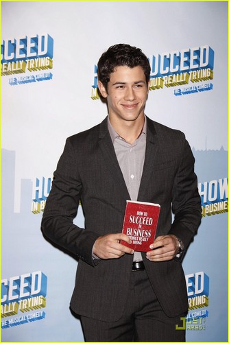  Nick Jonas 'Succeeds' at Sardi's (07.09.2011) !!!