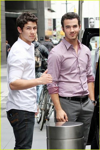  Nick & Kevin Jonas: Smiling Siblings (08.09.2011) !!!
