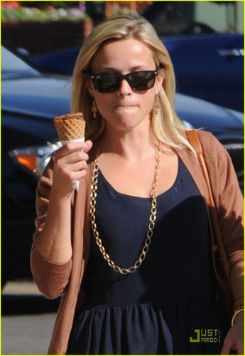  Reese Witherspoon Recovering After Being Hit によって Car