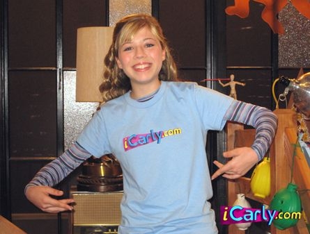  Sam wearing her iCarly t-Shirt
