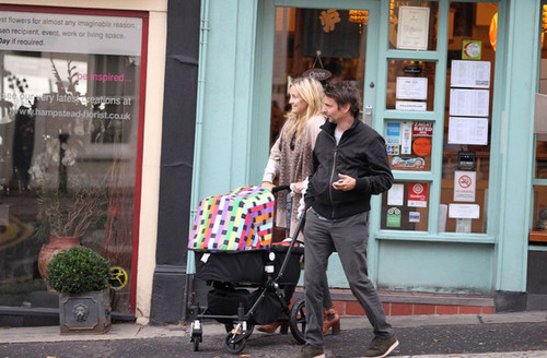  Matt Bellamy and Kate Hudson in North Londra