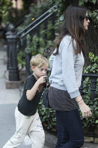  Actress Liv Tyler and son Milo are seen leaving her início in New York