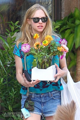  Amanda out in NYC - Buying flowers with Finn! [10th September 2011]