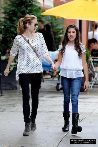  Emma Roberts & her sister Grace out in Soho (9/10)