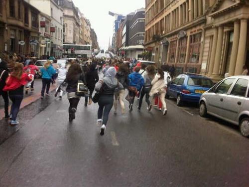  Фаны chasing 1D in Glasgow!