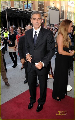  George Clooney: 'Descendants' Premiere & Portraits!