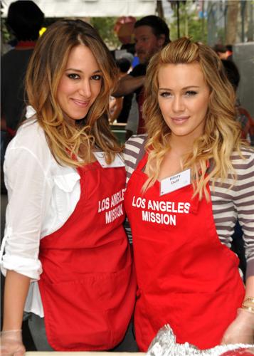  Haylie&Hilary - Los Angeles Mission Easter For The Homeless - April 22, 2011