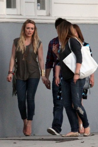  Haylie & Hilary - Out for رات کے کھانے, شام کا کھانا in Toluca Lake - May 04, 2011