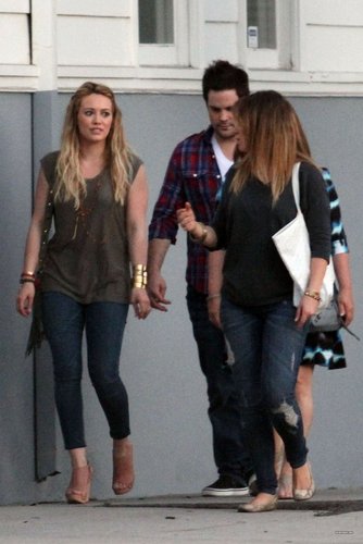  Haylie & Hilary - Out for jantar in Toluca Lake - May 04, 2011