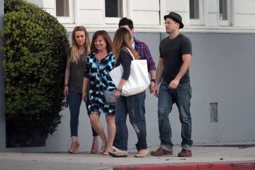  Haylie & Hilary - Out for ডিনার in Toluca Lake - May 04, 2011