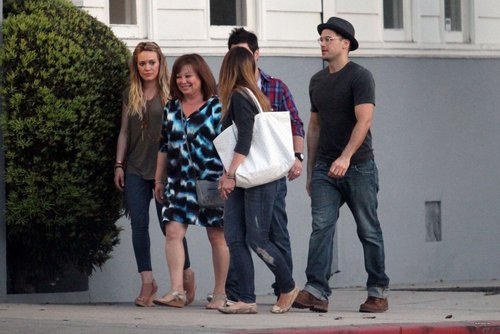  Haylie & Hilary - Out for cena in Toluca Lake - May 04, 2011