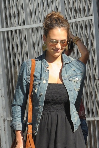 Jessica - Leaving a nail salon in Los Angeles - September 09, 2011