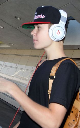  Justin arriving at LAX airport in Los Angeles, CA!!