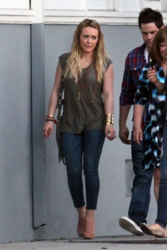  Haylie & Hilary - Out for 晚餐 in Toluca Lake - May 04, 2011