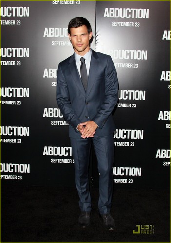  Taylor Lautner: 'Abduction' Premiere!