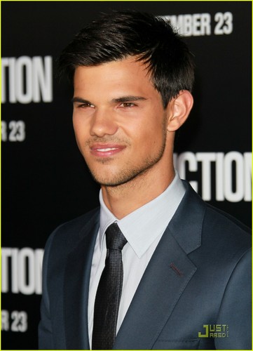  Taylor Lautner: 'Abduction' Premiere!