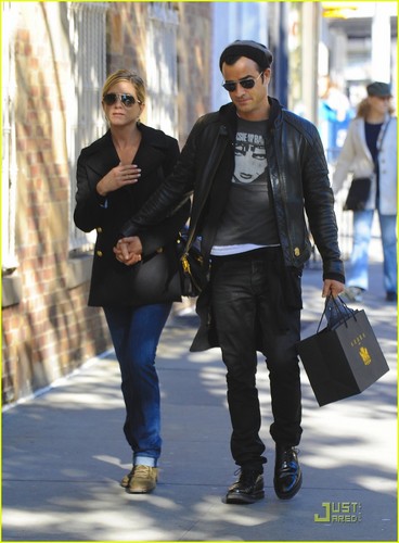  Jennifer Aniston & Justin Theroux Holds Hands in NYC