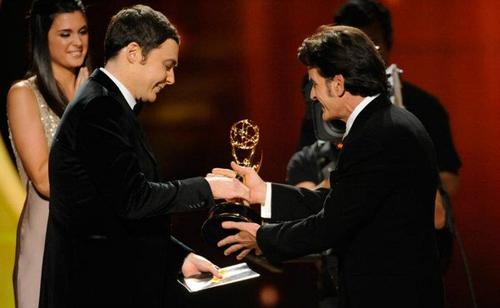  Jim Parsons and Charlie Sheen @ 63rd Annual Primetime Emmy Awards - mostrar