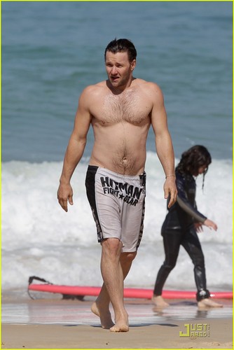 Joel Edgerton: Shirtless at Bondi Beach!