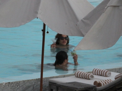  蕾哈娜 - At her hotel's pool in Rio de Janeiro - September 20, 2011