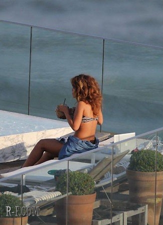  রিহানা - At her hotel's pool in Rio de Janeiro - September 20, 2011