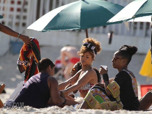  蕾哈娜 - On the 海滩 in Rio de Janeiro - September 19, 2011