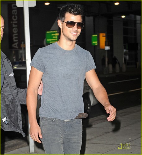  Taylor Lautner Gets 'Abducted' to NYC