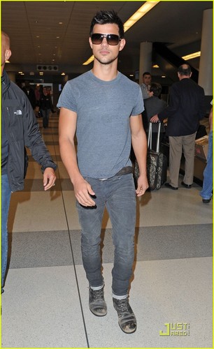  Taylor Lautner Gets 'Abducted' to NYC