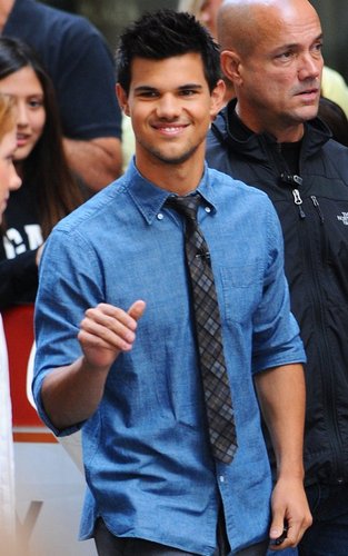  Taylor Lautner - Today Show.(Arrival)