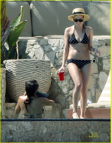  Ashlee Simpson: Bikini Babe in Mexico!