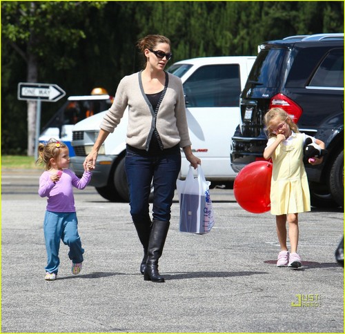  Jennifer Garner: Brentwood Country Mart with the Girls
