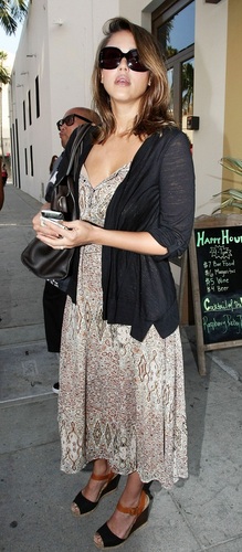 Jessica - Leaving a nail salon in Los Angeles - September 21, 2011