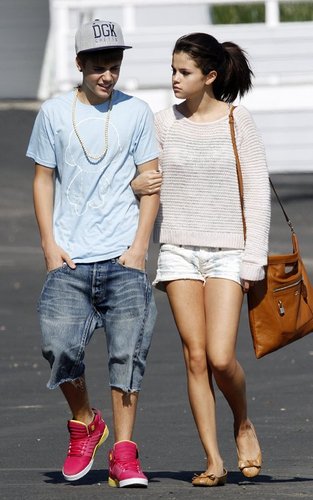  Justin & Selena at Malibu playa Today