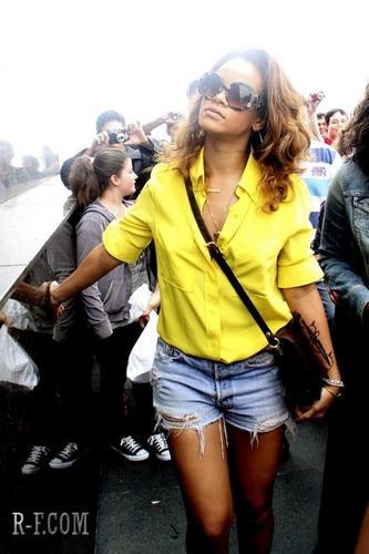  Rihanna - Visiting Christ of Redeemer statue - September 22, 2011