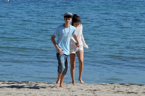  Selena - On the spiaggia in Malibu - September 23, 2011