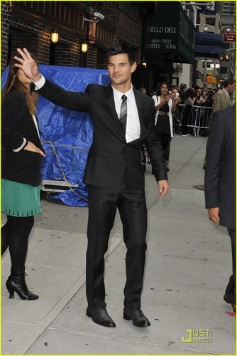  Taylor Lautner suits Up for Letterman