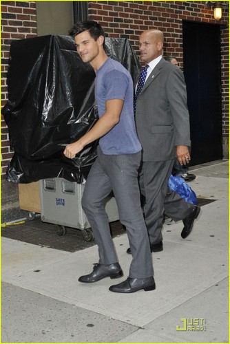  Taylor Lautner suits Up for Letterman