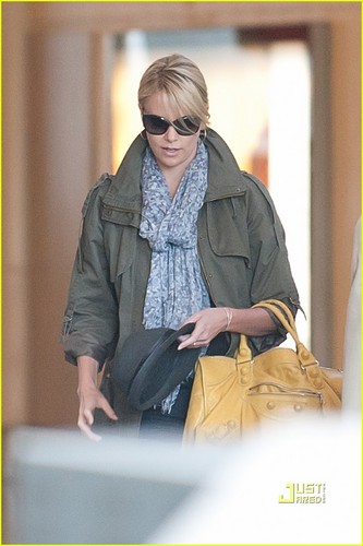  Charlize Theron Arrives at the Airport