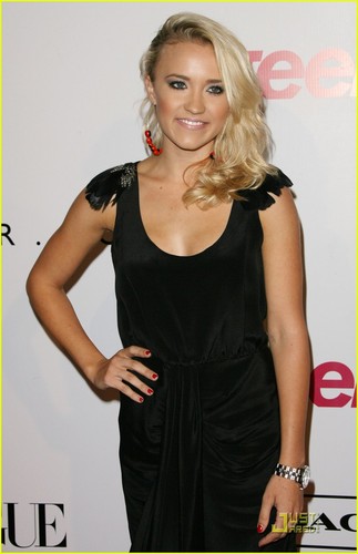  Emily Osment: Sorry For Not Tweeting!