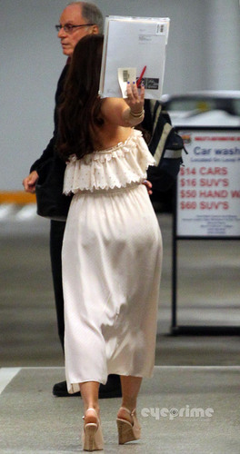 Jennifer Love Hewitt hides her Face while out in Hollywood, Sep 27