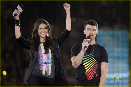  Joe Jonas & Nina Dobrev: We día Hosts!