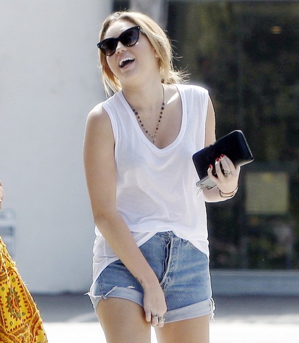  Miley - Shops at letto Bath and Beyond - September 26, 2011