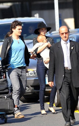  Orlando Bloom with Miranda Kerr and baby Flynn at the airport in Paris, France (September 28).