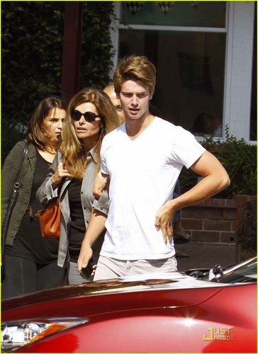  Patrick Schwarzenegger: Lunch ngày with Mom & Dad!