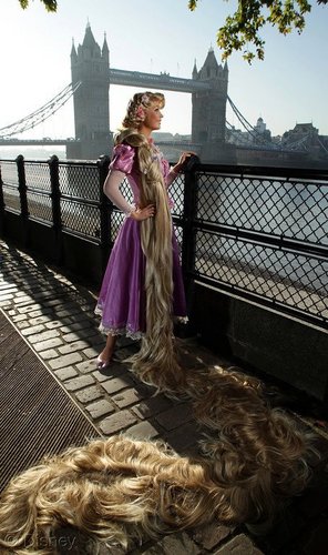  Rapunzel at 런던 bridge