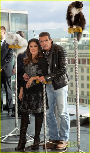 Salma Hayek: 'Puss in Boots' Moscow Premiere with Antonio Banderes!