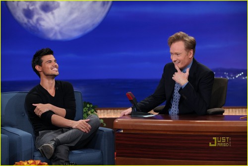  Taylor Lautner: 'Conan' & Paris foto Call!