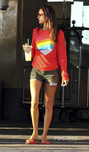  Alessandra Ambrosio hanging out in Santa Monica, Sep 29